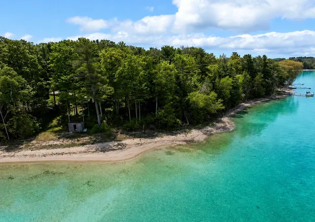 Photo 5 of Single family home for sale at 737 S Stony Point Rd, Suttons Bay, MI 49682 | MLS# 80071945 | Listing updated on 2026-08-08