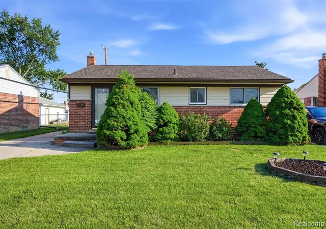 Homes for sale in Fraser, MI | 17968 Summer Ln, Fraser, MI 48026 | MLS# 60998348