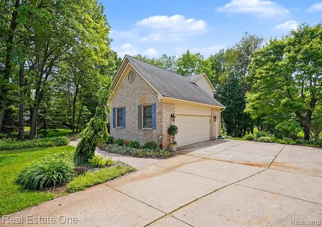 Homes for sale in White Lake, MI | 2958 Pine Needle Dr, White Lake, MI 48383 | MLS# 61000204