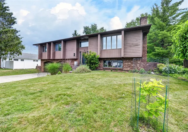 2nd image of 15 Bayshore Dr, Battle Creek, MI 49015 | MLS# 70542219
