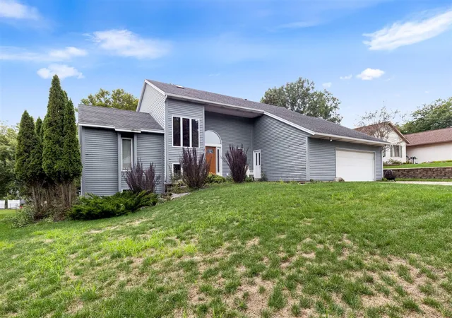 Photo 3 of Single family home for sale at 2630 Glencairin Dr, Grand Rapids, MI 49504 | MLS# 70555655 | Listing updated on 2026-09-19