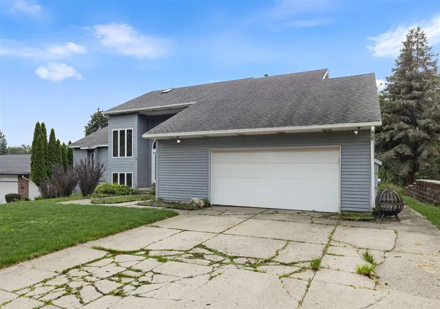 Photo 3 of Single family home for sale at 2630 Glencairin Dr, Grand Rapids, MI 49504 | MLS# 70555655 | Listing updated on 2026-09-19