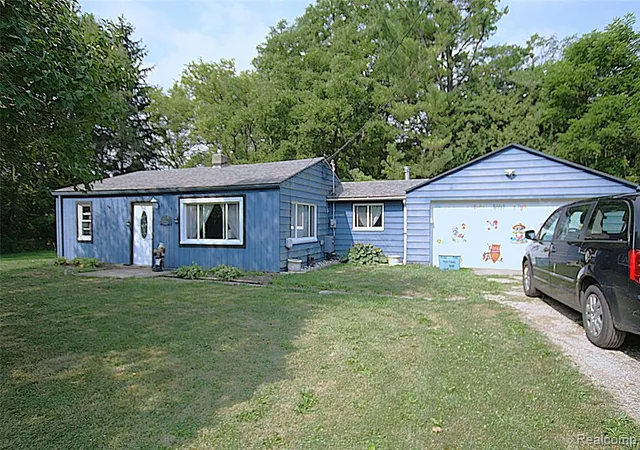 2nd image of 5349 E Carpenter Rd, Flint, MI 48506 | MLS# 61018620