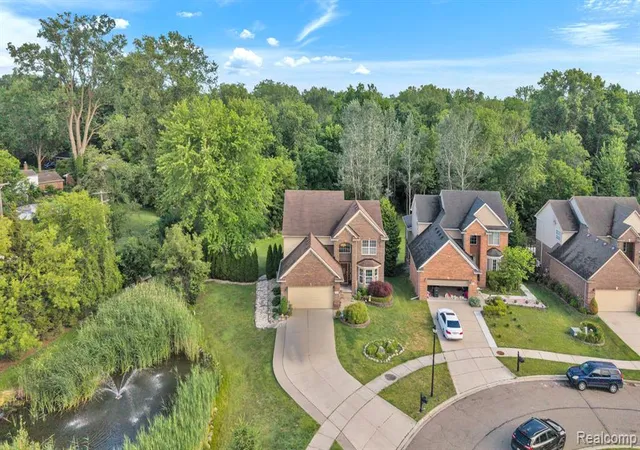 Homes for sale in Livonia, MI | 18090 Curtis Ct, Livonia, MI 48152 | MLS# 61003730