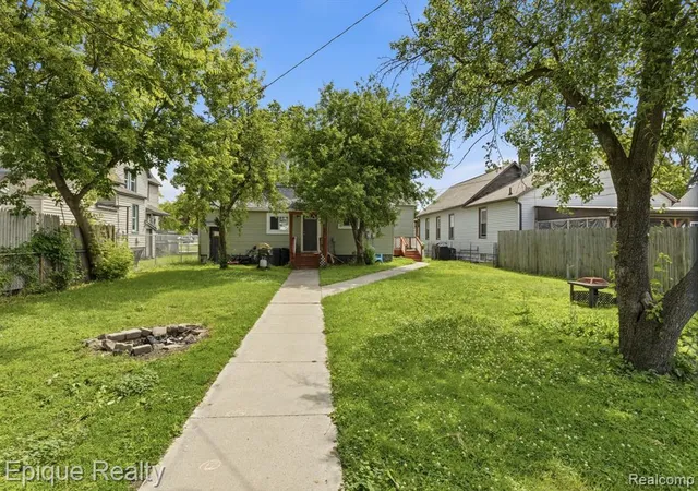 Listing Photo 2 - Condo for sale in building located at 1807 10th St, Port Huron, MI 48060 - Unit #