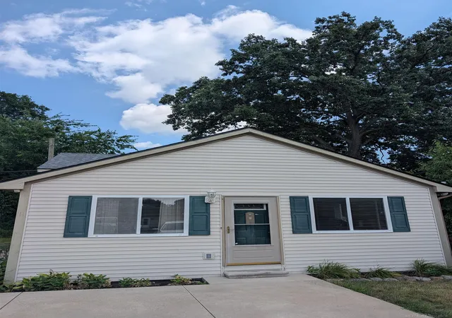 Photo 2 of Single family home for sale at 901 S Winding Dr, Waterford, MI 48328 | MLS# 50218138 | Listing updated on 2026-08-25