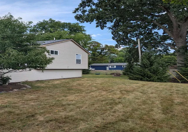 Photo 3 of Single family home for sale at 901 S Winding Dr, Waterford, MI 48328 | MLS# 50218138 | Listing updated on 2026-08-25