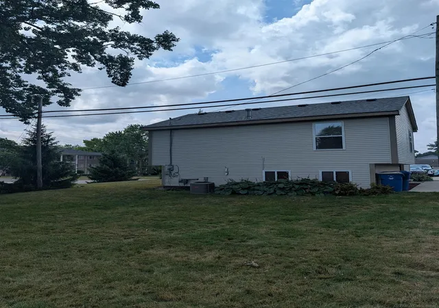 Photo 4 of Single family home for sale at 901 S Winding Dr, Waterford, MI 48328 | MLS# 50218138 | Listing updated on 2026-08-25