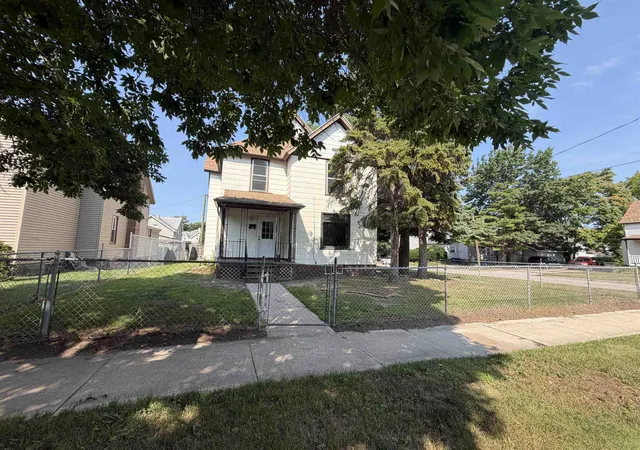 Photo 2 of Single family home for sale at 611 Litchfield St, Bay City, MI 48706 | MLS# 50217291 | Listing updated on 2026-09-02