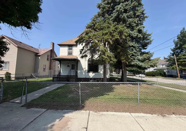 Photo 3 of Single family home for sale at 611 Litchfield St, Bay City, MI 48706 | MLS# 50217291 | Listing updated on 2026-09-02
