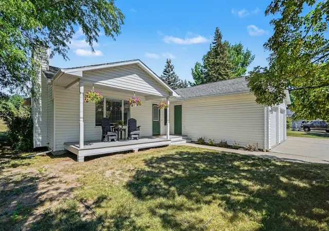 Photo 2 of Single family home for sale at 230 W Deerfield Rd, Mount Pleasant, MI 48858 | MLS# 80072835 | Listing updated on 2026-09-17