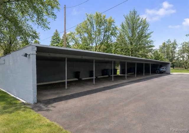 Homes for sale in Bloomfield Hills, MI | 100 W Hickory Grove Road, Bloomfield Hills, MI 48304 | Houzeo