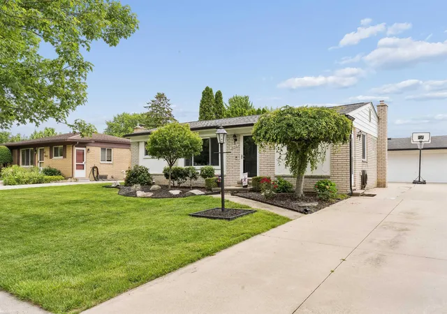 Photo 3 of Sale Pending at 50408 Spruce Dr, Chesterfield, MI 48047 | MLS# 50217643 | Listing updated on 2026-08-09