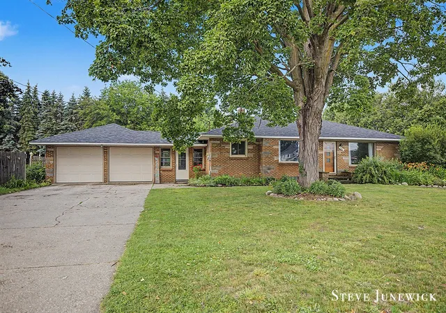 Homes for sale in Jenison, MI | 8261 Cottonwood Dr, Jenison, MI 49428 | MLS# 70542482