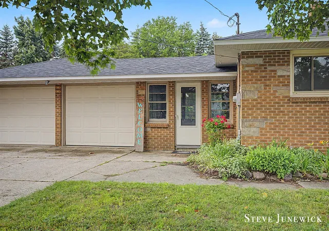Homes for sale in Jenison, MI | 8261 Cottonwood Dr, Jenison, MI 49428 | MLS# 70542482