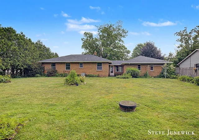 Homes for sale in Jenison, MI | 8261 Cottonwood Dr, Jenison, MI 49428 | MLS# 70542482