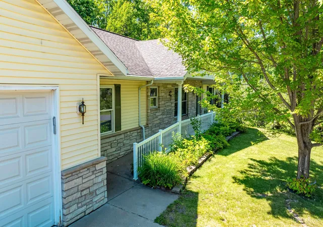 Photo 2 of Single family home for sale at 1924 Sherwood Dr, Houghton, MI 49931 | MLS# 50207798 | Listing updated on 2026-09-12