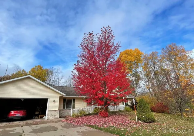 Photo 3 of Single family home for sale at 1924 Sherwood Dr, Houghton, MI 49931 | MLS# 50207798 | Listing updated on 2026-09-12