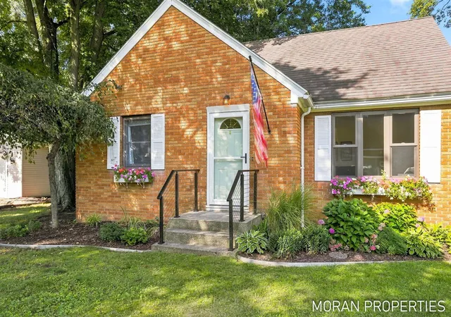 2nd image of 210 Hope Ave, Holland, MI 49423 | MLS# 70553643