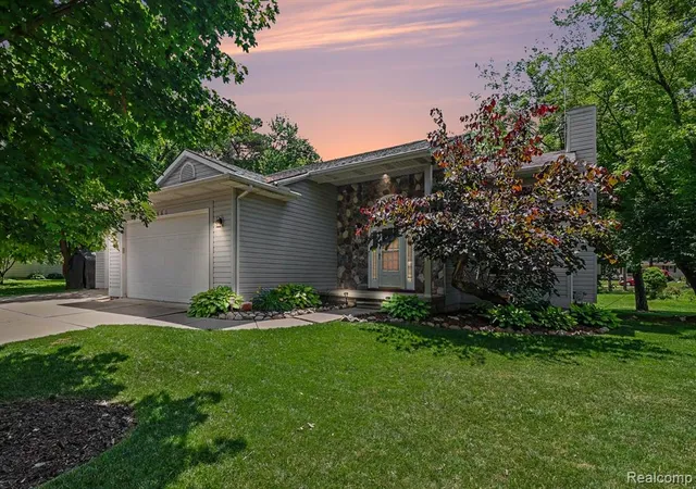29th image of 2460 Livernois Dr, Howell, MI 48843 | MLS# 61008648