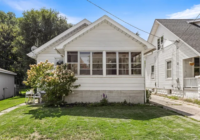 Photo 1 of Single family home for sale at 1450 Walker Ave, Grand Rapids, MI 49504 | MLS# 70555153 | Listing updated on 2026-09-29