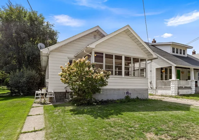 Photo 3 of Single family home for sale at 1450 Walker Ave, Grand Rapids, MI 49504 | MLS# 70555153 | Listing updated on 2026-09-29