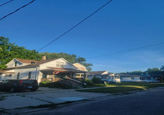 Photo 2 of Single family home for sale at 203 S Warner St, Bay City, MI 48706 | MLS# 50219667 | Listing updated on 2026-09-03