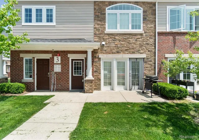 Homes for sale in Ann Arbor, MI | 5662 Arbor Chase Drive, Ann Arbor, MI 48103 | Houzeo