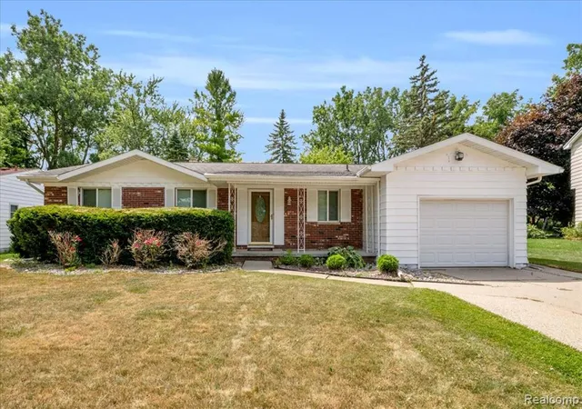 2nd image of 1933 Tamarisk Dr, East Lansing, MI 48823 | MLS# 61013373