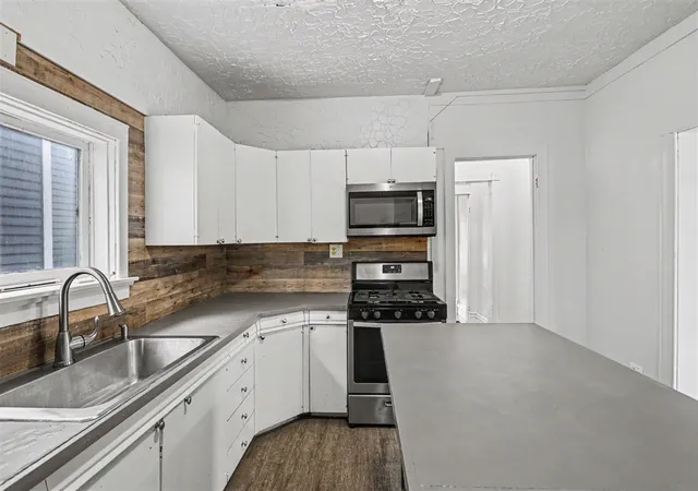Photo 3 of Single family home for sale at 1007 S Westnedge Ave, Kalamazoo, MI 49008 | MLS# 70538301 | Listing updated on 2026-08-27