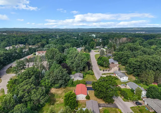 2nd image of 1101 Knoll Crest Ct, Traverse City, MI 49686 | MLS# 80072794