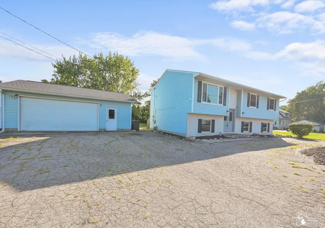 Photo 2 of Sale Pending at 5405 Plum Creek Dr, Monroe, MI 48161 | MLS# 50219345 | Listing updated on 2026-08-24