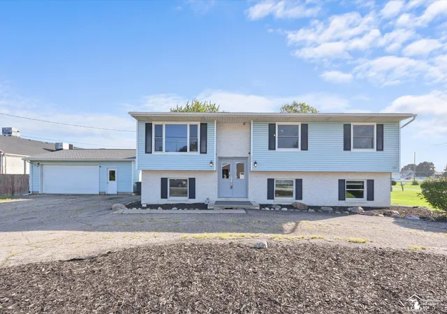 Photo 3 of Sale Pending at 5405 Plum Creek Dr, Monroe, MI 48161 | MLS# 50219345 | Listing updated on 2026-08-24