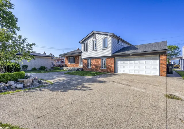 2nd image of 22770 Worthington Ct Ct, Saint Clair Shores, MI 48081 | MLS# 50213605