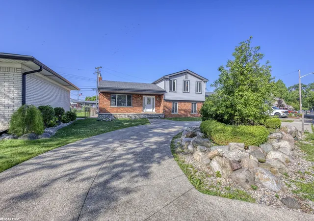 3rd image of 22770 Worthington Ct Ct, Saint Clair Shores, MI 48081 | MLS# 50213605