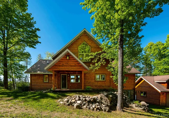 Homes for sale in Michigamme, MI | 28278 E Fence Lake Rd, Michigamme, MI 49861 | MLS# 50203034