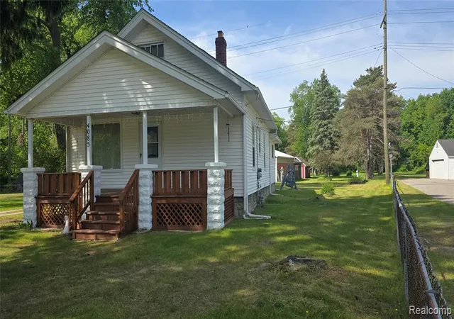 2nd image of 4085 Pine Grove Ave, Fort Gratiot, MI 48059 | MLS# 61000927