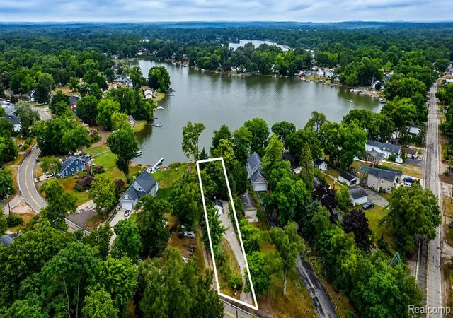 2nd image of 9322 Cedar Island Rd, White Lake, MI 48386 | MLS# 61019658