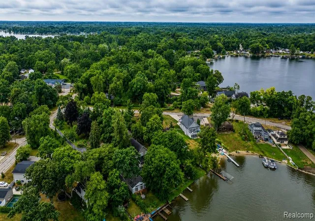 3rd image of 9322 Cedar Island Rd, White Lake, MI 48386 | MLS# 61019658