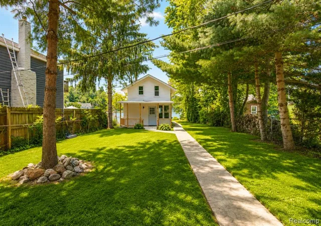5th image of 9322 Cedar Island Rd, White Lake, MI 48386 | MLS# 61019658