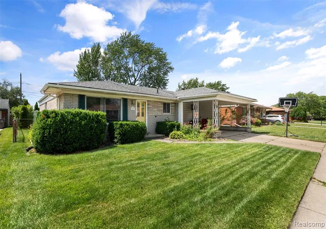 Homes for sale in Clinton Township, MI | 35379 Lucinda Dr, Clinton Township, MI 48035 | MLS# 61007928