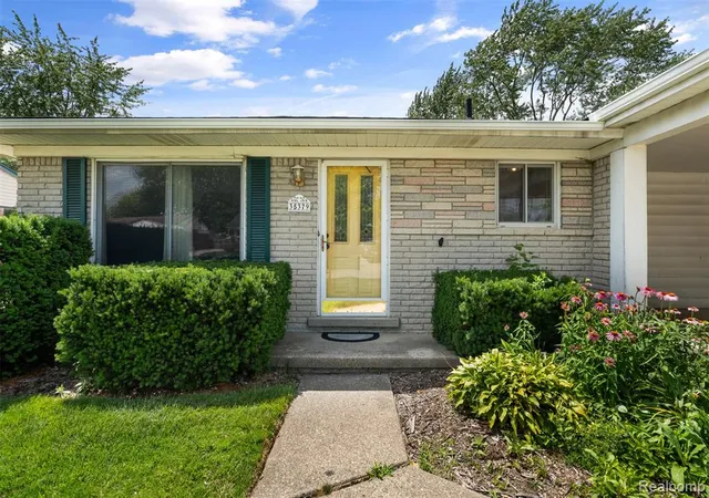 Homes for sale in Clinton Township, MI | 35379 Lucinda Dr, Clinton Township, MI 48035 | MLS# 61007928