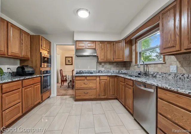 4th image of 833 Cobblestone Dr, Rochester Hills, MI 48309 1626 | MLS# 61004232