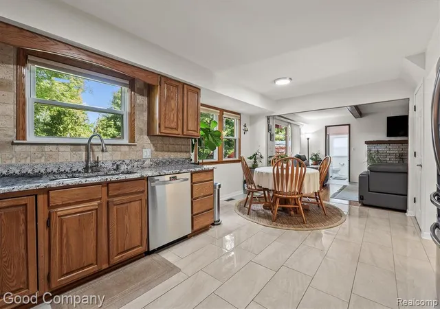 5th image of 833 Cobblestone Dr, Rochester Hills, MI 48309 1626 | MLS# 61004232