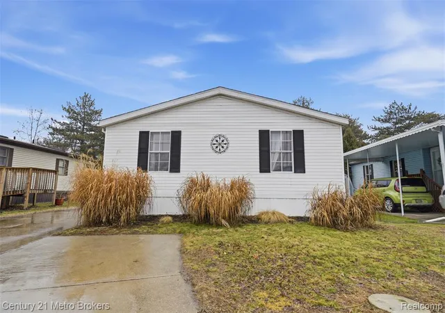 Homes for sale in Fenton, MI | 3009 Bay View Dr, Fenton, MI 48430 | MLS# 60983355