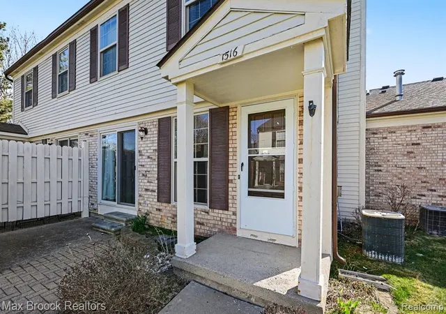Homes for sale in Walled Lake, MI | 1516 S Dover Hill, Walled Lake, MI 48390 | MLS# 60985502