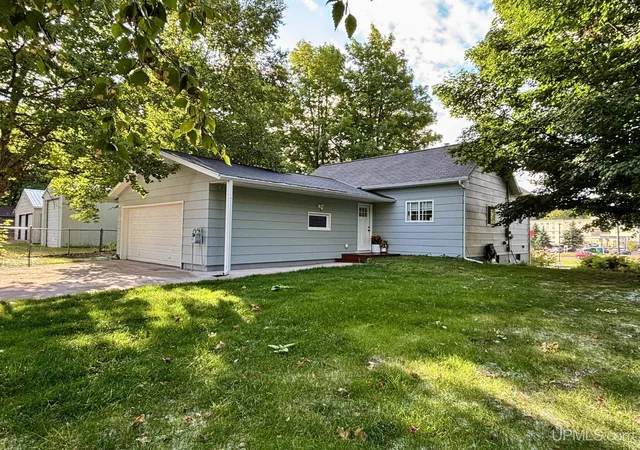 Photo 4 of Single family home for sale at 2003 W Ridge St, Marquette, MI 49855 | MLS# 50216823 | Listing updated on 2026-09-08