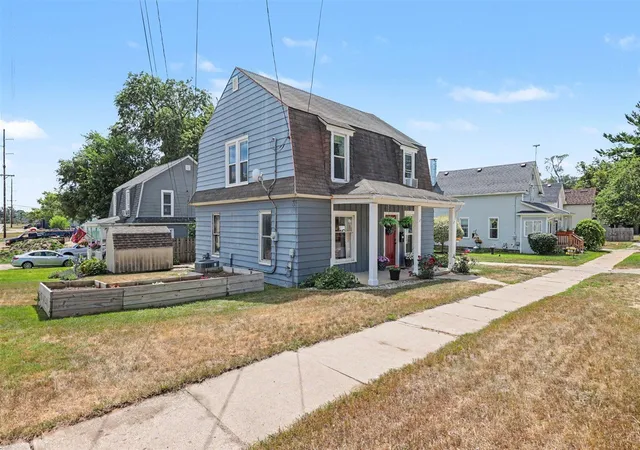 2nd image of 223 Leonard St, Belding, MI 48809 | MLS# 70548145