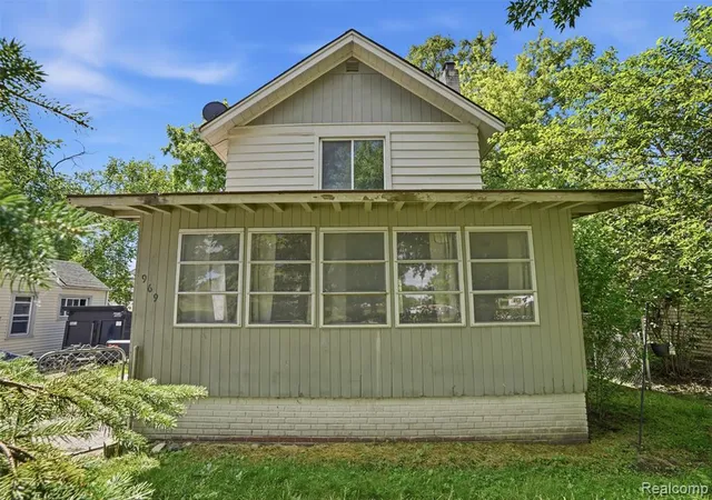 Homes for sale in Waterford, MI | 969 Myrtle Ave, Waterford, MI 48328 | MLS# 61003895