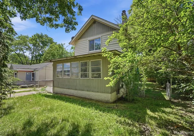 Homes for sale in Waterford, MI | 969 Myrtle Ave, Waterford, MI 48328 | MLS# 61003895